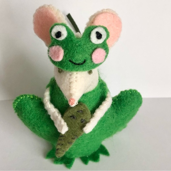 Spring Peeper Green Frog dressed Felt mouse holding a baby  tadpole pollywog - Picture 8 of 13
